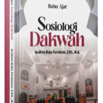 Sosiologi Dakwah adalah ilmu sosial yang mempelajari masyarakat dengan menggunakan metode – metode yang mencakup individu, keluarga, suku bangsa, negara, dan berbagai organisasi politik, ekonomi, sosial, supaya berlandaskan al-Quran dan As-sunnah untuk mewujudkan Islam sehingga terwujud khairul ummah (masyarakat madani). Buku ajar ini merupakan pegangan penulis sekaligus bahan kajian utama bagi mahasiswa yang mengambil mata kuliah Sosiologi Dakwah di Fakultas Ushuluddin, Adab, dan Dakwah IAIN Ponorogo. Sosiologi dakwah adalah salah satu mata kuliah yang memberikan pemahaman kepada mahasiswa untuk mengungkap masalah dakwah sosial pada masyarakat di pedesaan, perkotaan, maupun marginal menggunakan pendekatan Teori Sosiologi, Al-Qur’an, dan Hadis.